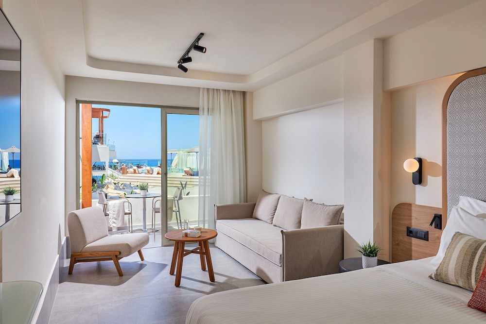 Superior Room, Partial Sea View thumbnail 5