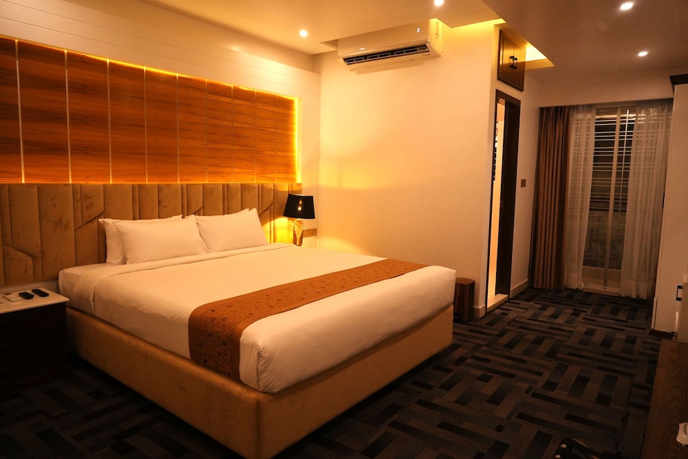 Luxury Suite, 1 King Bed photo 1