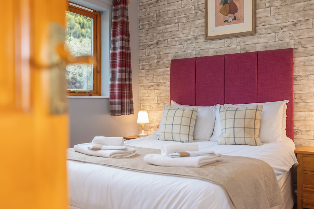 Family Chalet, 2 Bedrooms, Hot Tub photo 2