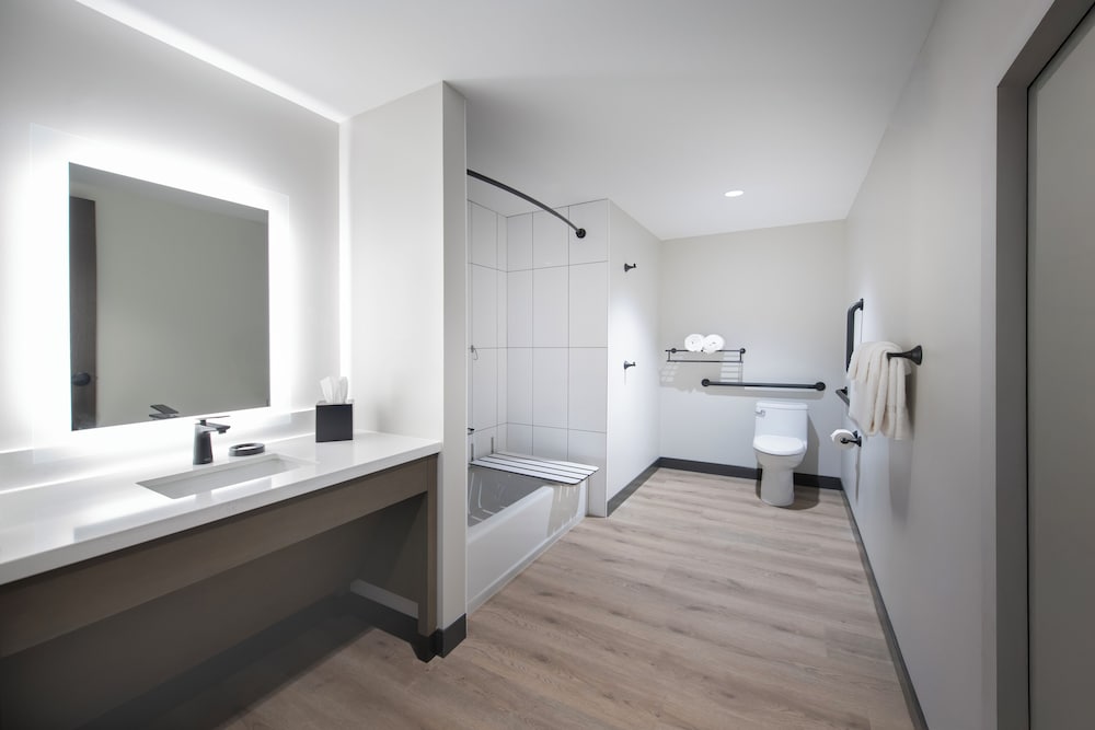 Room, 2 Queen Beds, Accessible Bathtub photo 3