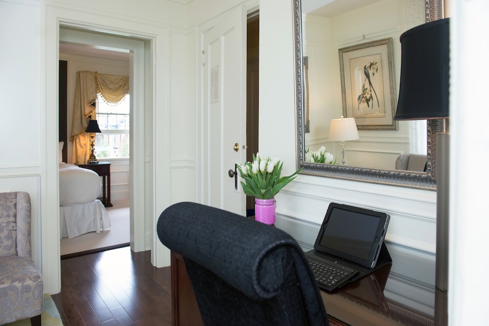 Suite, 1 King Bed (Craigdarroch) photo 3