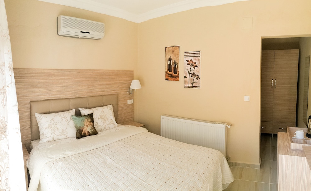 Small Double Rooms At Ground (On Entrance Way)