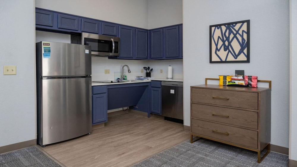 Suite, 1 Bedroom, Kitchen (Living & Dining Area) - Photo 2