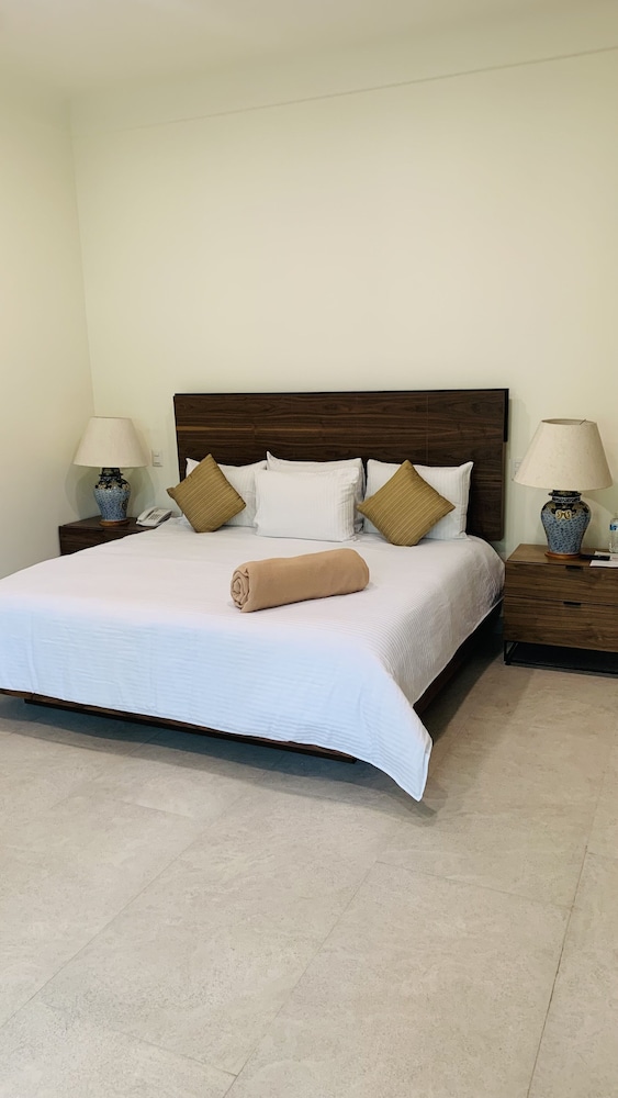 Classic Room, 1 King Bed, Balcony, Garden View
