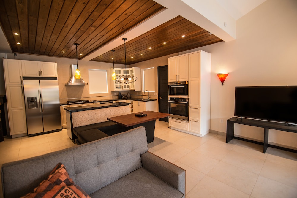Luxury House, 1 Bedroom, Hot Tub, Pool View
