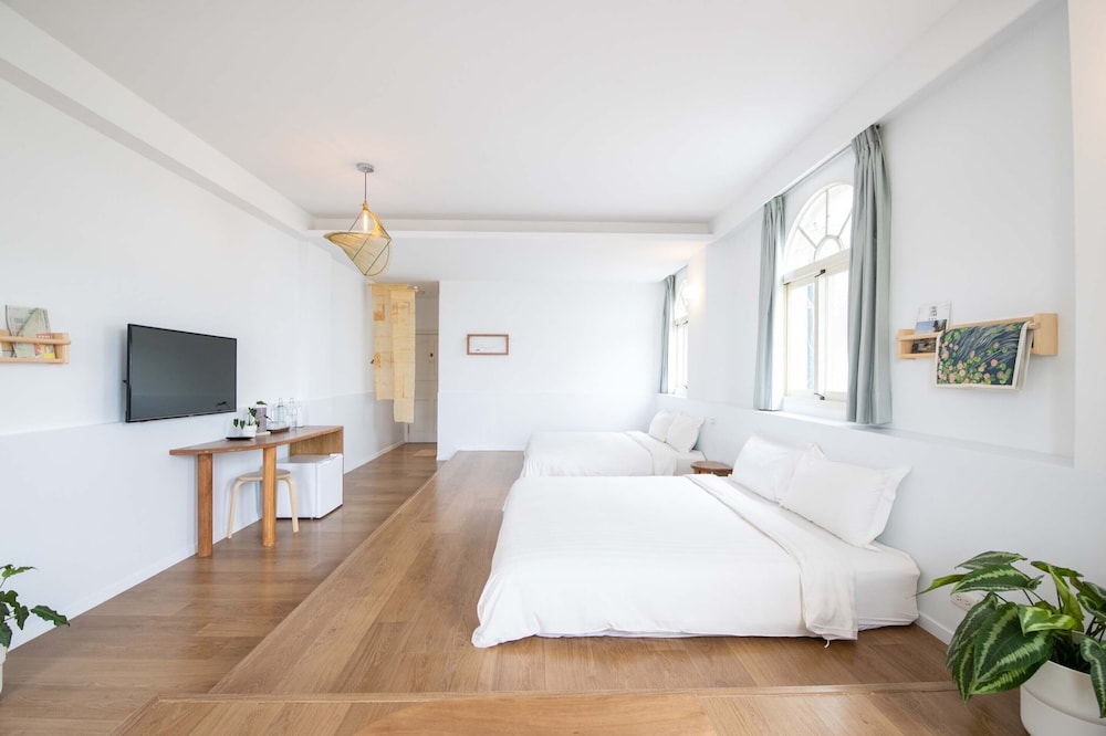 Family Quadruple Room, 2 Queen Beds, Balcony, Ocean View photo 3