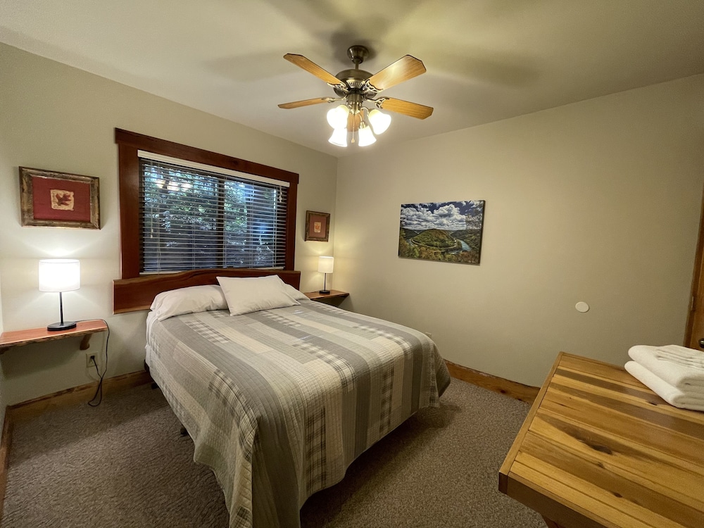3 Bedroom 2 Bath Cabin, Full Kitchen, Hot Tub, Fireplace photo 1