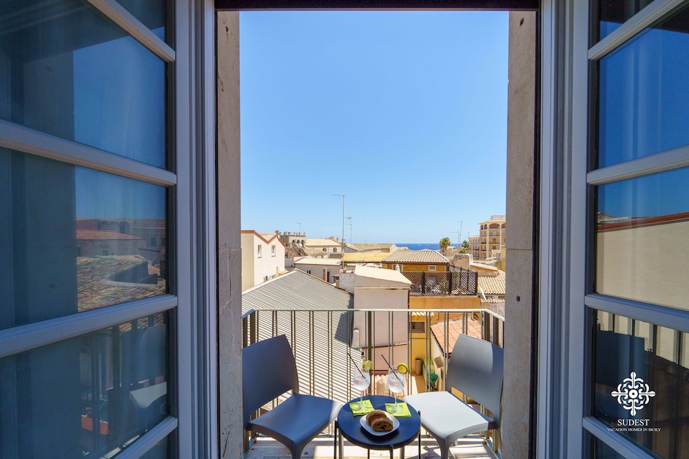 Appartamento Panoramica vista città con balcone