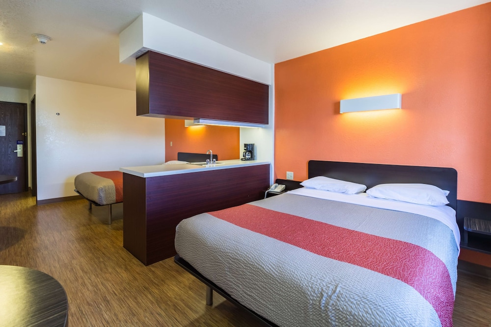 Deluxe Suite, 2 Queen Beds, Non Smoking, Refrigerator & Microwave - Photo 3