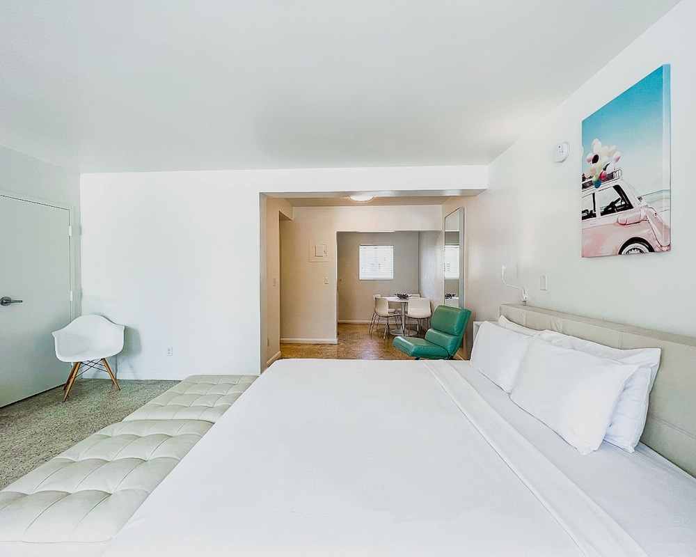 Deluxe Studio, 1 King Bed - Photo 2