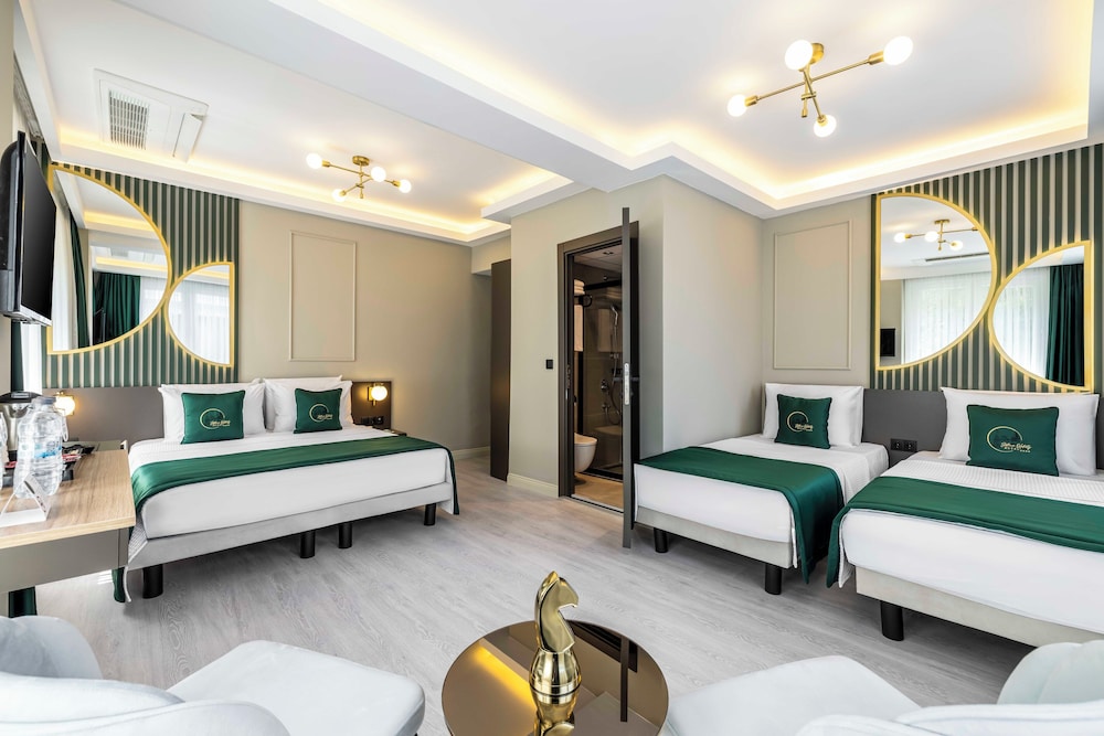 Superior Quadruple Room, City View photo 1