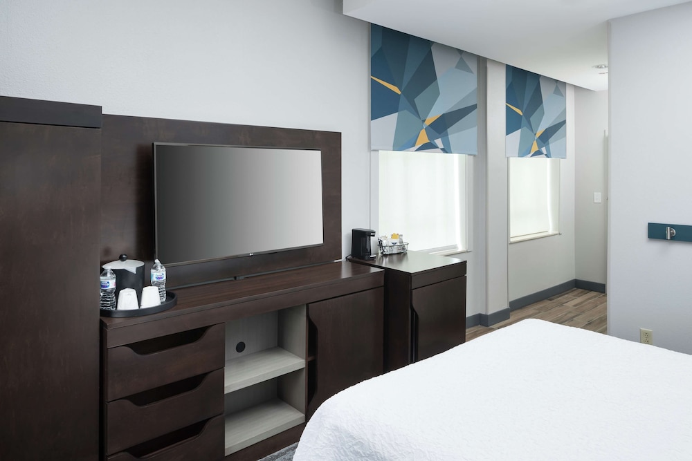 One Full Bed, Non-Smoking, Accessible - Photo 2