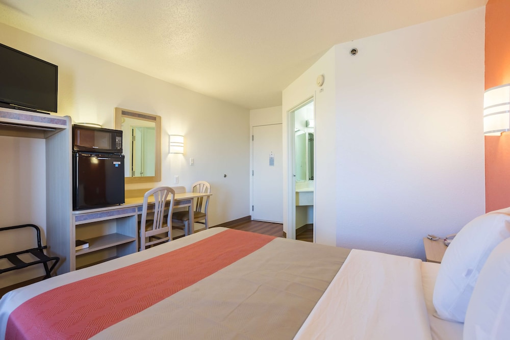 Standard Room, 1 King Bed, Accessible, Non Smoking photo 3