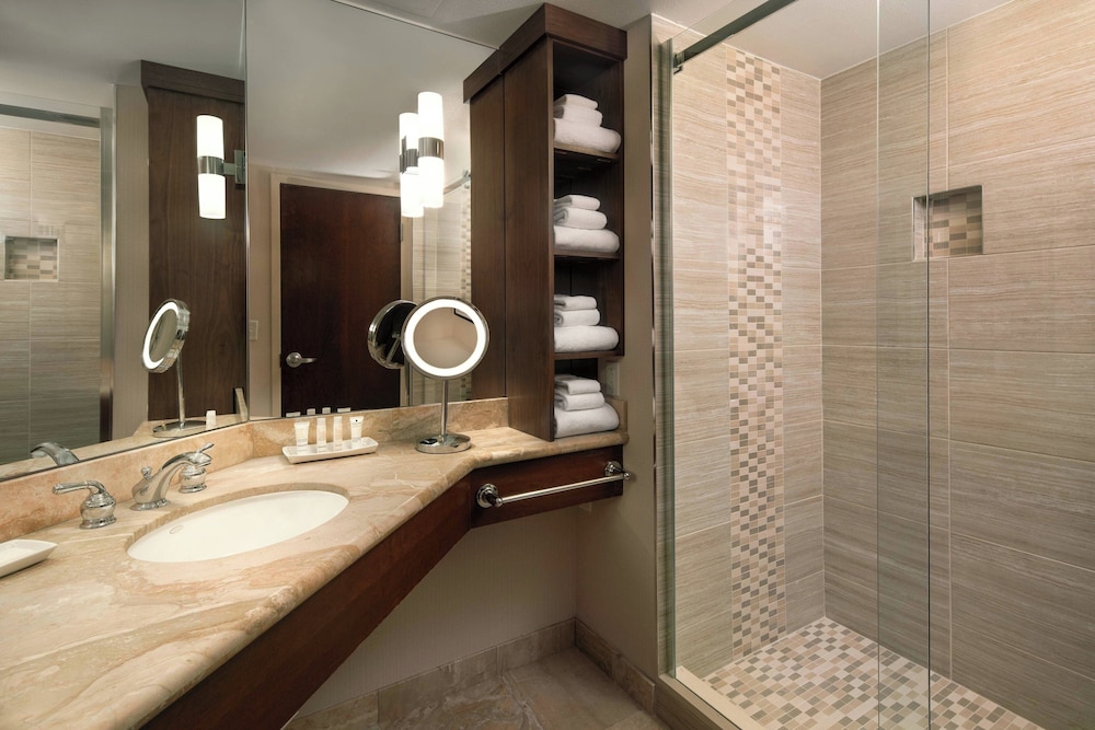 Room, 1 King Bed, Corner - Photo 4
