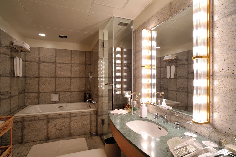 Airport View Suite Room - Photo 5
