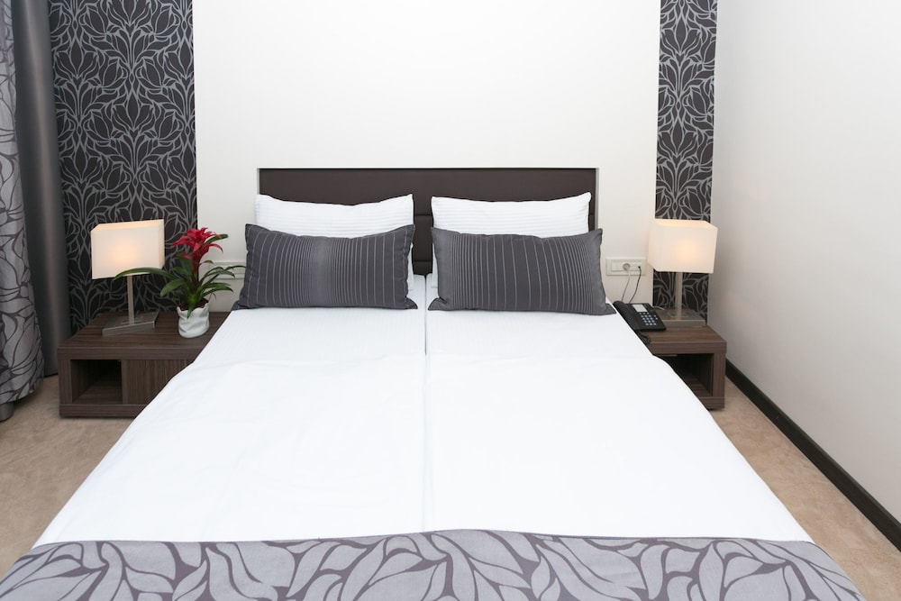 Classic Double Room, Balcony, Park View photo 2