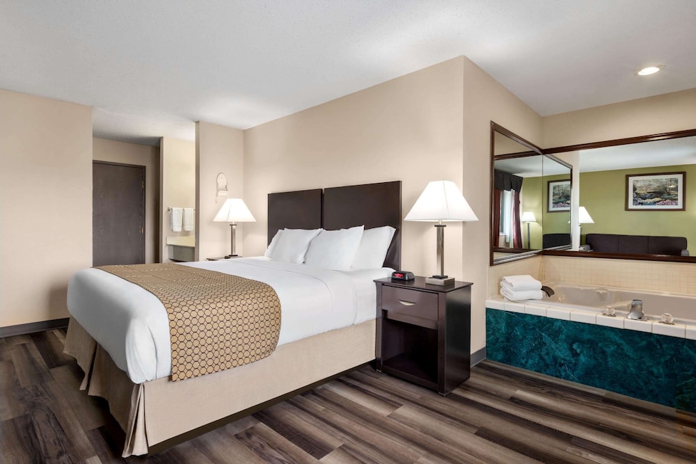 Suite, 1 King Bed - Photo 4