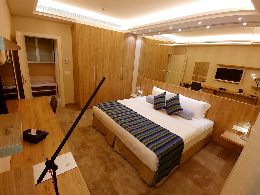 Executive Suite, 1 King Bed, Ocean View photo 2