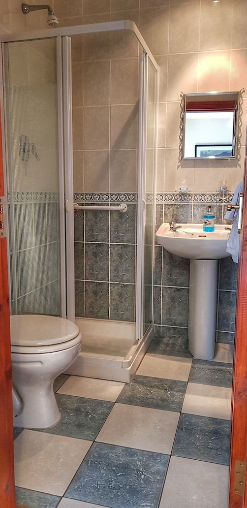 House, 2 Bedrooms photo 2