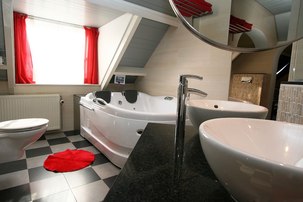 Honeymoon Suite photo 3