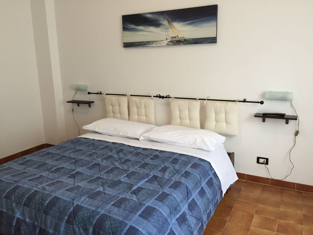 Economy Triple Room photo 3