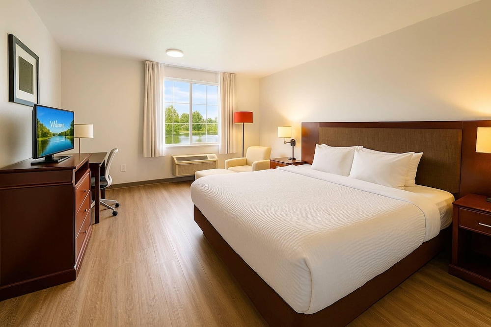 Room, 1 King Bed, Non Smoking (Upgrade) - Photo 3