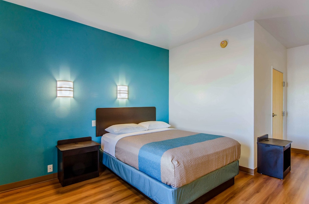 Standard Room, 2 Queen Beds - Photo 4