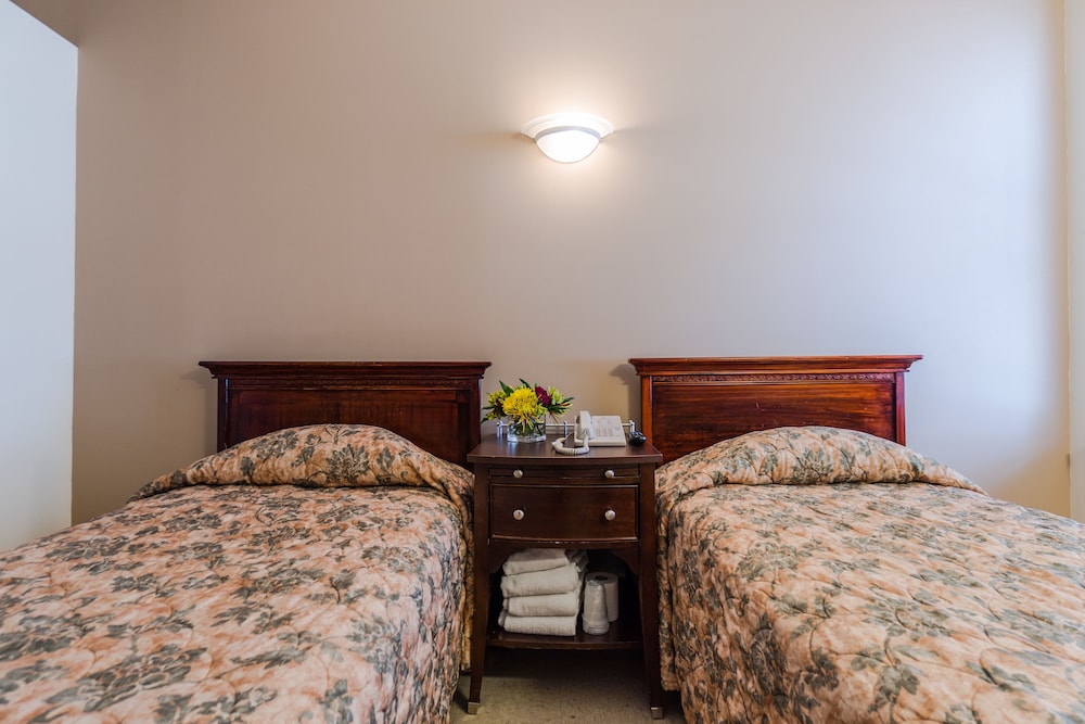 DOUBLE ROOM(Separate Beds)-SHARED BATHROOM photo 3