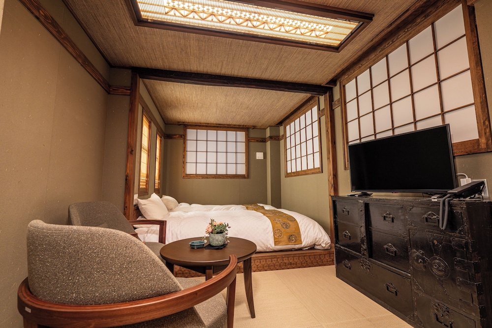 GIWON(2 beds, with bath, non-smoking)