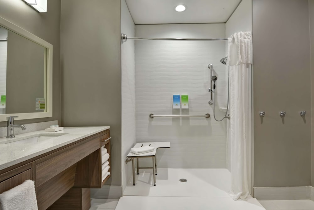 Studio, 2 Queen Beds, Accessible (Roll-In Shower) - Photo 4