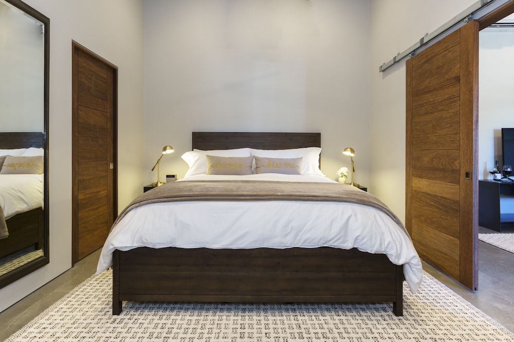 Deluxe Suite, 1 King Bed with Sofa bed, Non Smoking - Photo 10