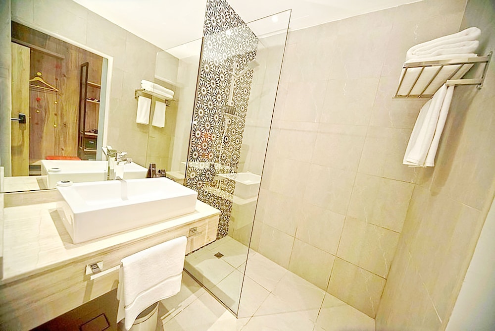 Deluxe Room (includes 25% off F&B) photo 2