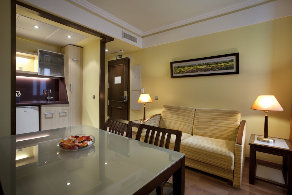 Suite - Photo 13