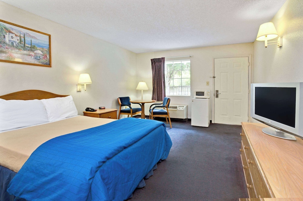 Room, 1 Double Bed, Accessible, Smoking photo 1
