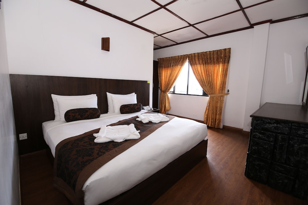 Deluxe King Room  with Lake View photo 2