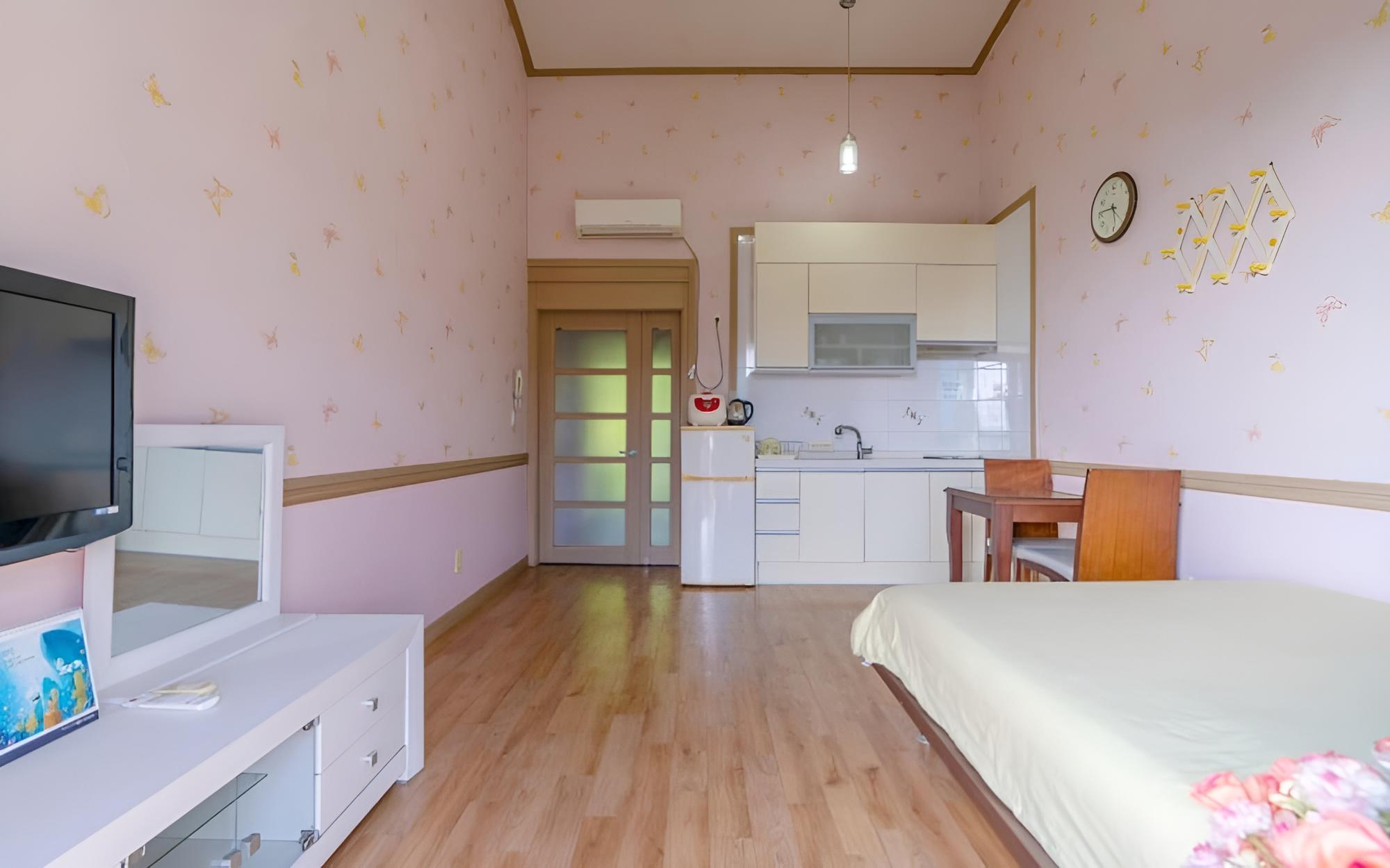 Room (Sunset) - Photo 5