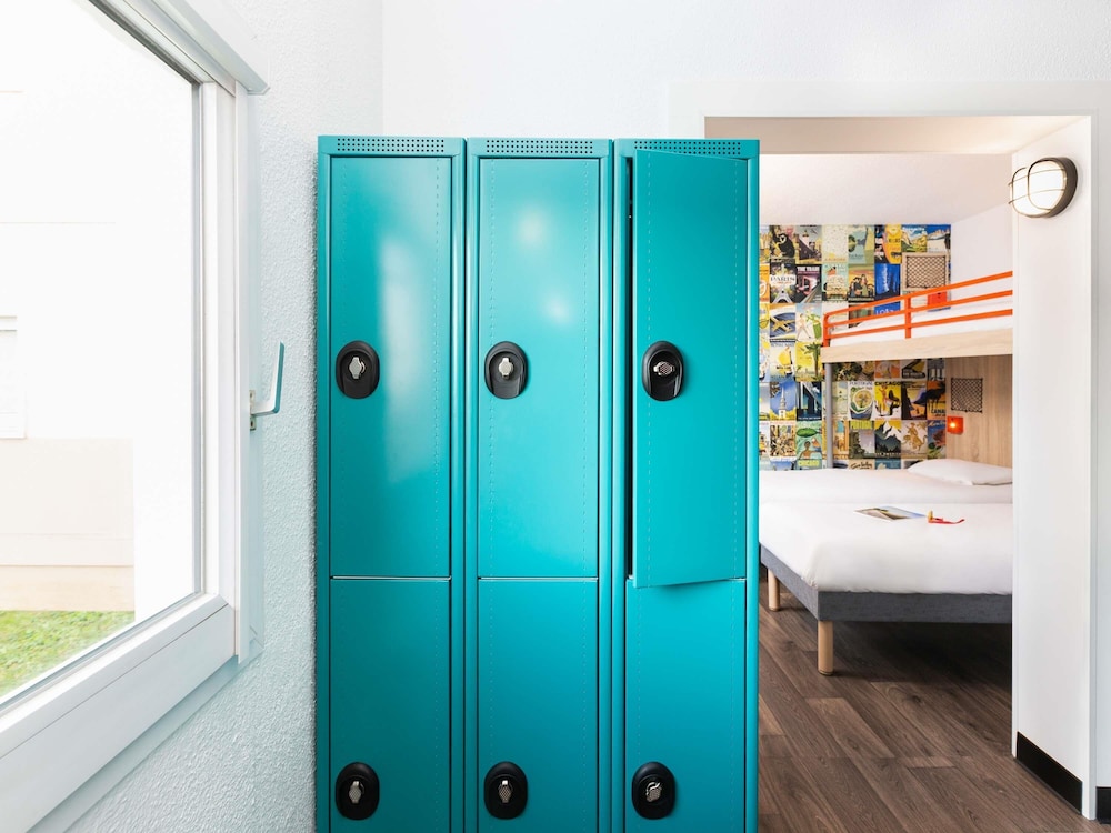 Room with 6 bunk beds photo 2