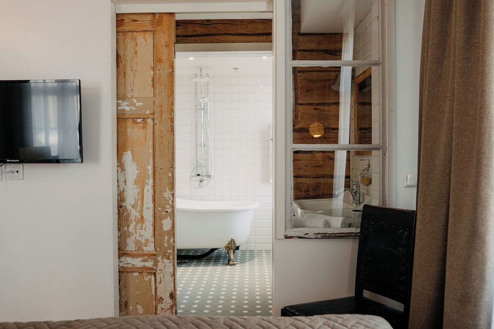 Comfort Double Room, 1 Queen Bed, Bathtub photo 3
