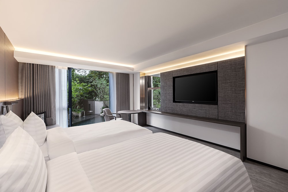 Deluxe Pool View Twin Room thumbnail 6