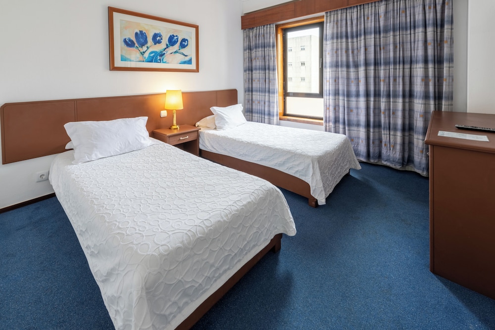 Standard Twin Room - Photo 7