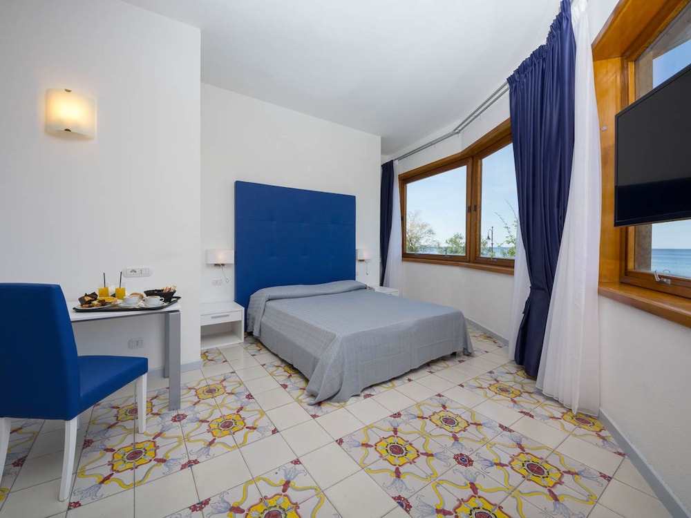Comfort Room, City View - Photo 1