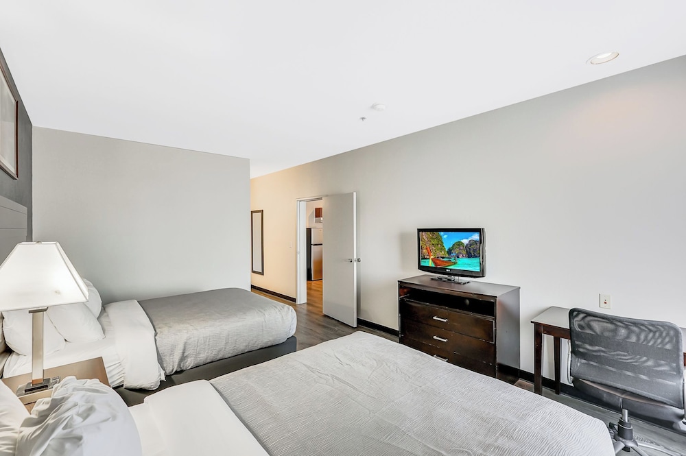 Suite, Multiple Beds, Accessible, Non Smoking, photo 6
