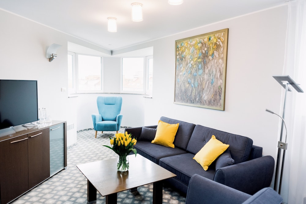 Suite - Photo 1