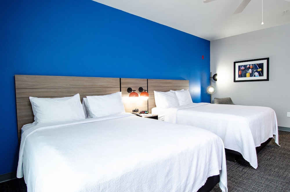 Deluxe Double Room, Multiple Beds, Roll-in Shower
