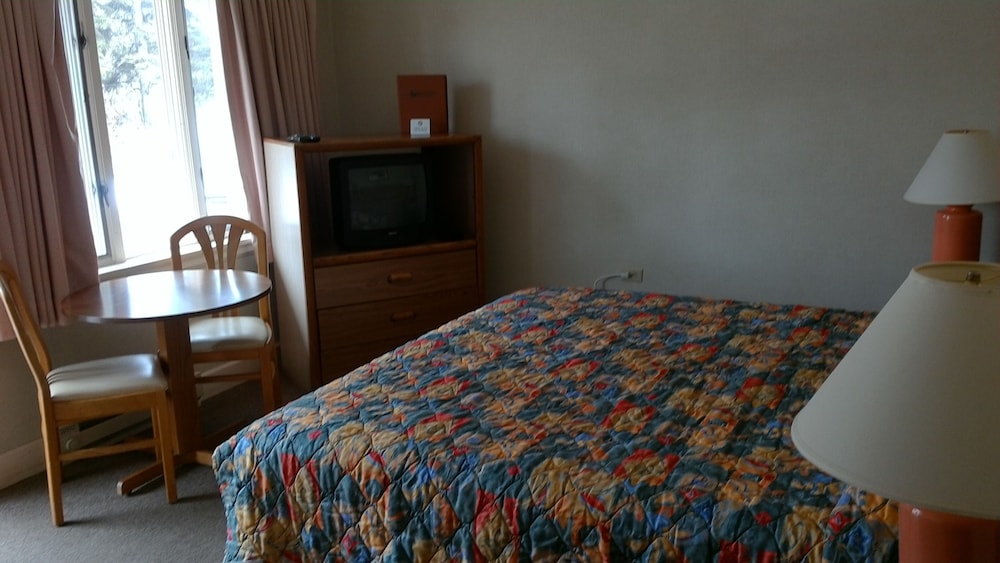 Standard Room, 1 King Bed photo 3