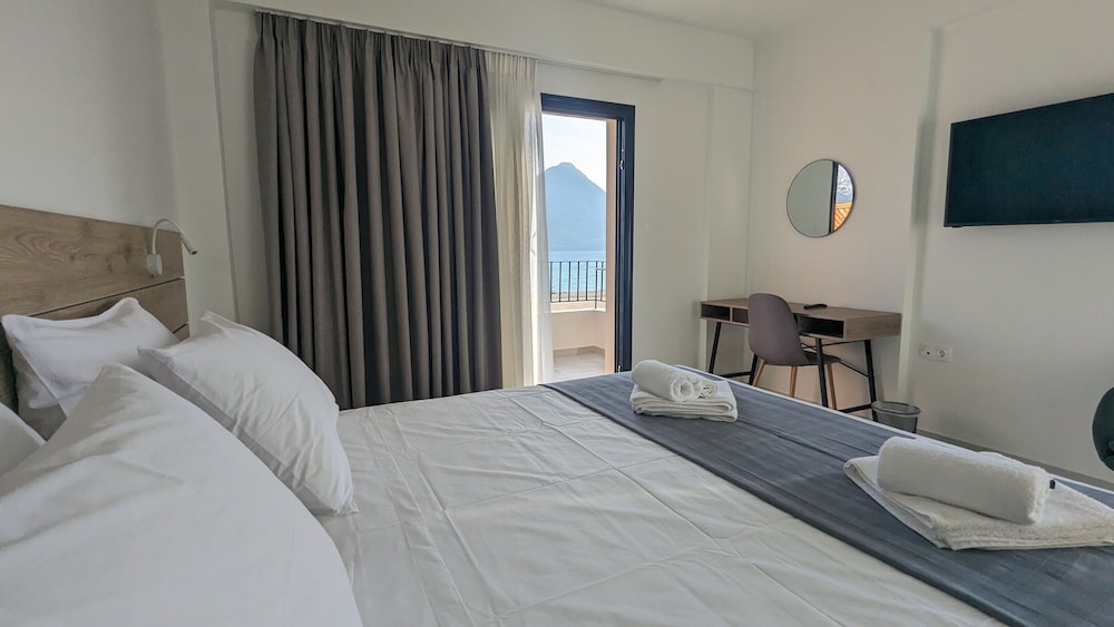 Double Room | Superior Pool & Sea Front photo 3