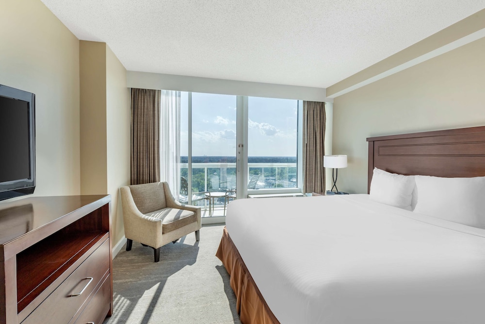 3 BEDROOM SUITE W/2KG AND 1QN BEDS W/SOFABED
