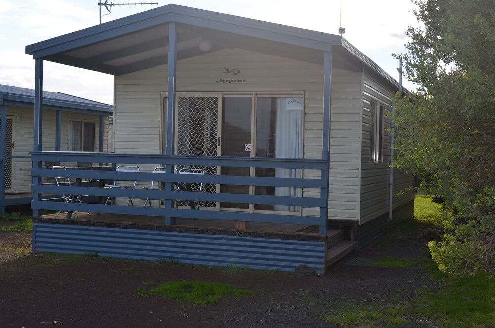 Classic Cabin, 2 Bedrooms (Linen Provided for Master Bedroom Only) photo 2