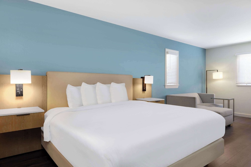 Deluxe Room, 1 King Bed with Sofa bed, Non Smoking (Efficiency) - Photo 1