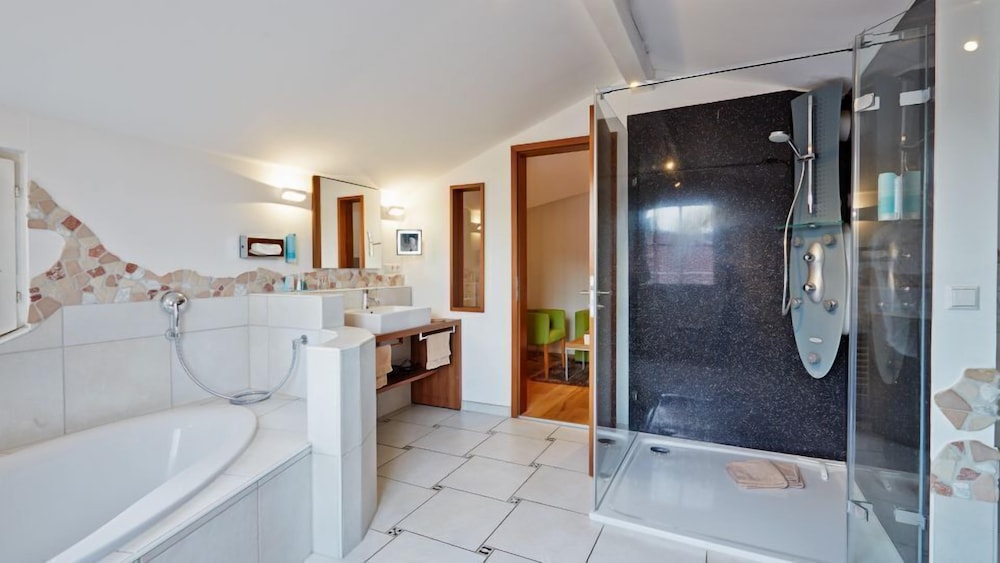 Suite - Photo 8